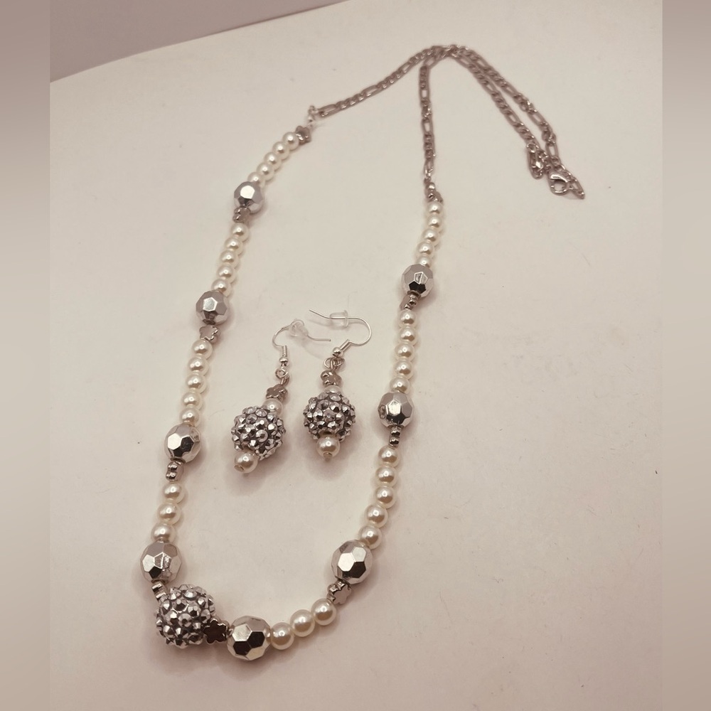 Handmade set necklace and earrings for women beaded design